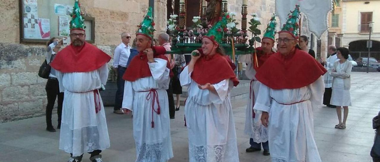 Una ´barratinera´ desfiló por primera vez con la imagen de Santa Margalida.