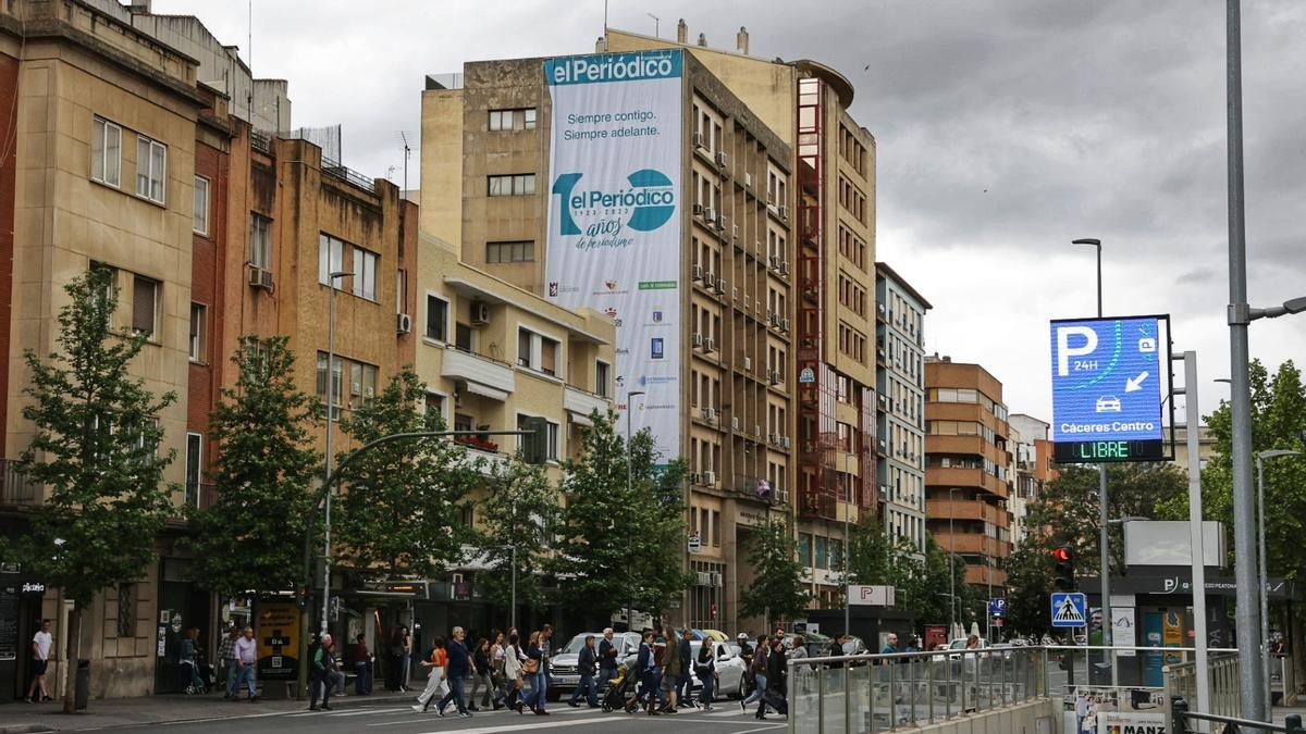 GALERÍA | La lona de El Periódico Extremadura ya luce en Clara Campoamor