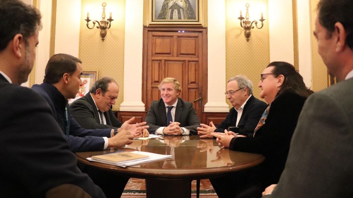 El alcalde de Badajoz, Ignacio Gragera, y el presidente de Caja Rural, Urbano Caballo, con sus equipos esta mañana.