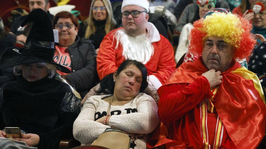 Varias personas echando una cabezada, en el  Teatro Real, nada más entrar a primera hora para presenciar el sorteo de Navidad.