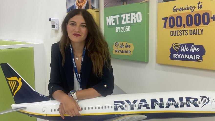 Elena Cabrera, junto a una maqueta de un avión de la compañía irlandesa.
