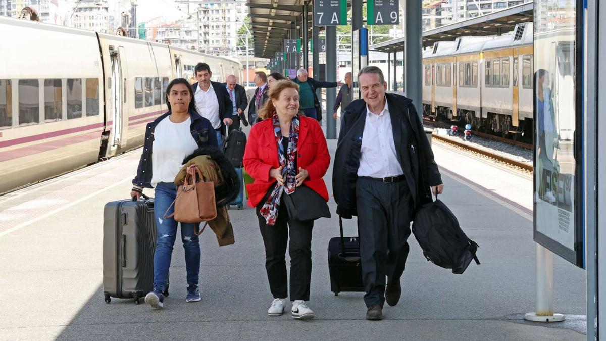 Caballero y su mujer, Cristina Alonso (c.), a la salida de un Alvia en Guixar en 2023. |  Marta G. Brea