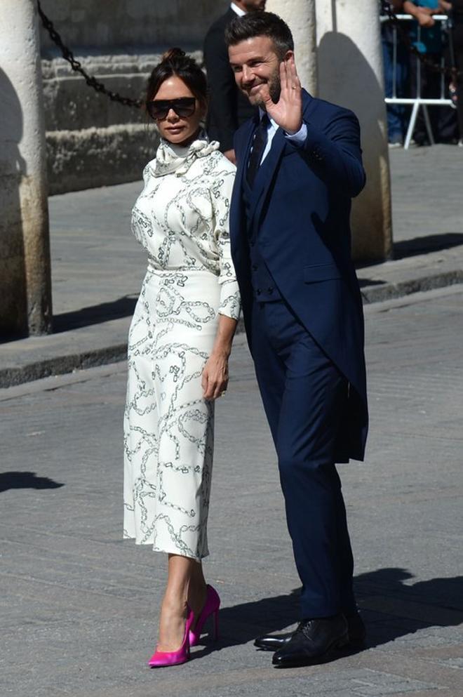 El exfutbolista David Beckham, junto a su mujer Victoria, a su llegada a la Catedral de Sevilla para asistir este sábado a la boda de la presentadora Pilar Rubio y el futbolista Sergio Ramos.