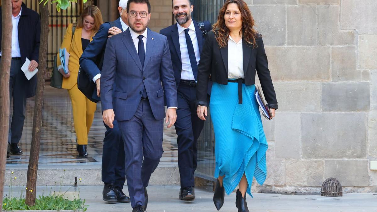 El president de la Generalitat, Pere Aragonès, y la vicepresidenta, Laura Viagrà, encabezando la reunión del Govern de este martes