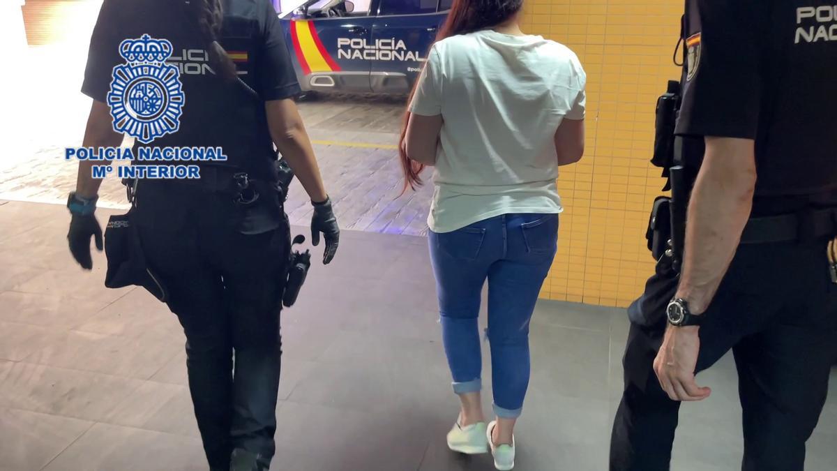 Así ha sido el arresto en Alicante de una joven de 25 años por cometer presuntamente delitos contra el patrimonio