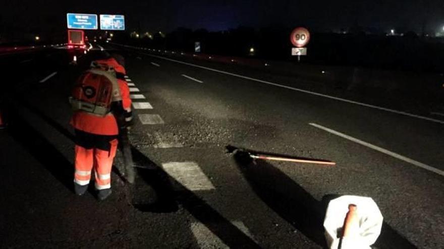 Els operaris van acabar ahir a la nit la reparació dels dos forats de la via.