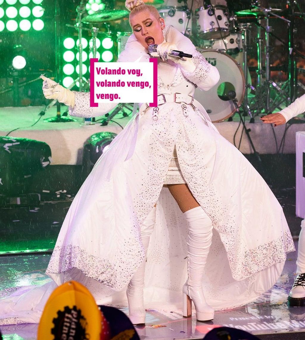 Christina Aguilera cantando: "Volando voy, volando vengo, vengo"