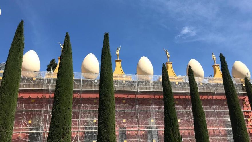 La bastida ja cobreix la façana de la Torre Galatea.