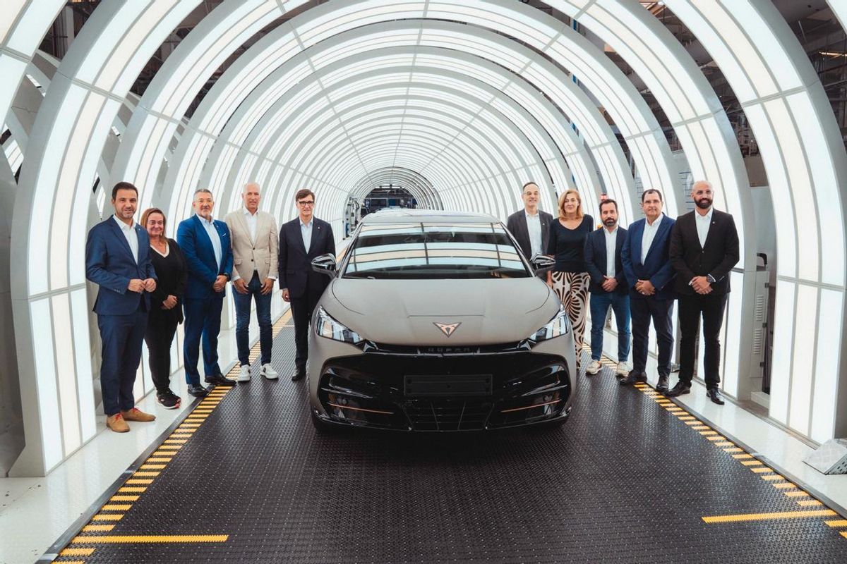 El CEO de Seat y Cupra, Markus Haupt, junto al president Salvador Illa, en la planta de Wolkswagen en Hefei (China).