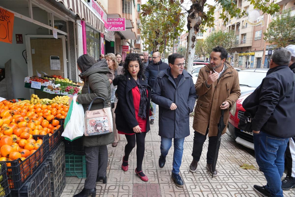 Miguel Ángel Gallardo pasea por la avenida Ricardo Carapeto de Badajoz junto a miembros del partido socialista.