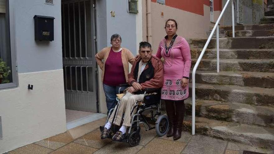 Valentín González González con su mujer Mª del Carmen y su hija mayor, Teresa, ante su casa.  // E. G.