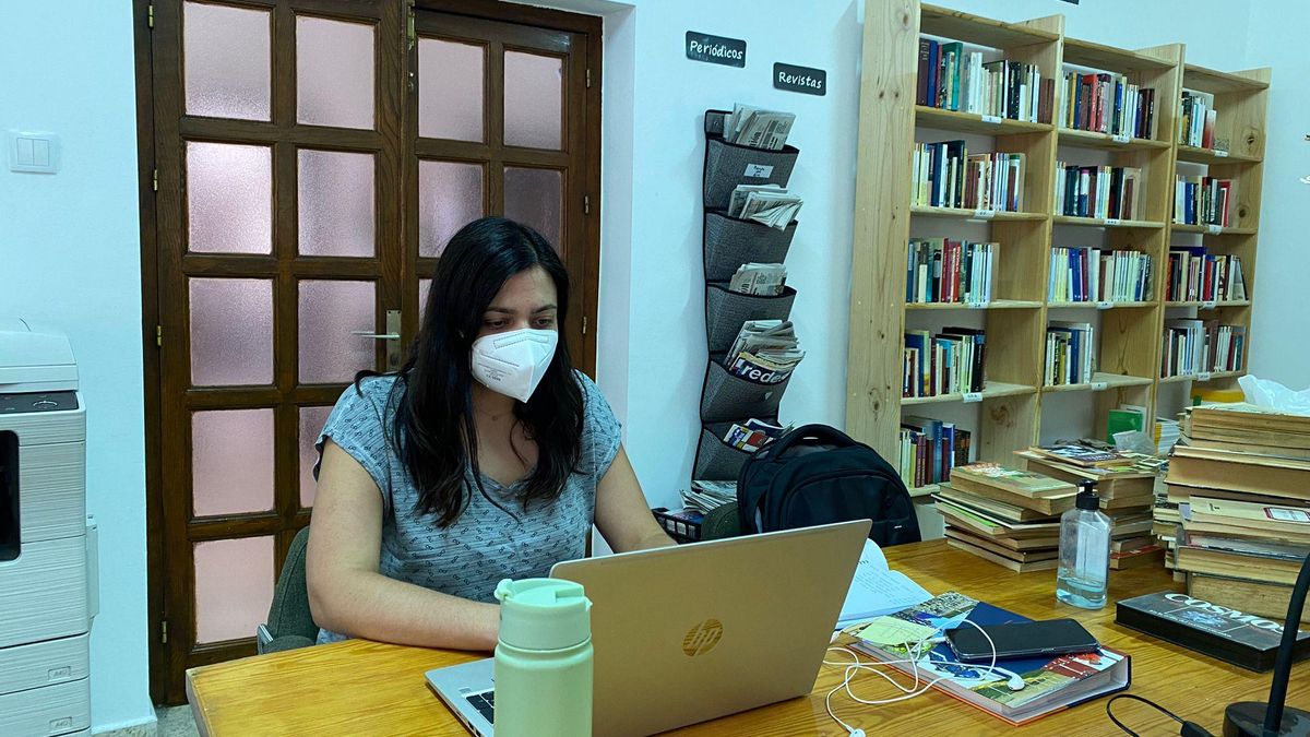 Estefanía Martín teletrabajando en la biblioteca de Fonfría