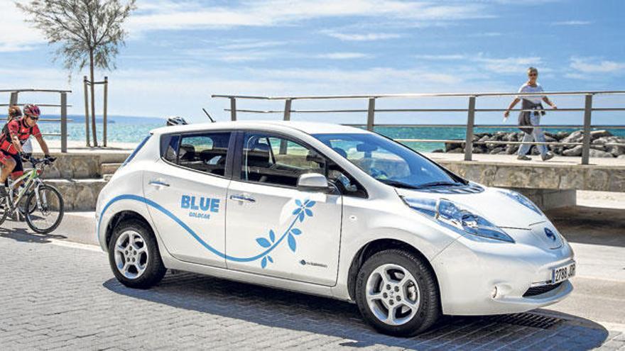 Con el programa Goldcar Blue, se han incorporado coches eléctricos, además de vehículos híbridos y GLP, contribuyendo a un turismo más sostenible.