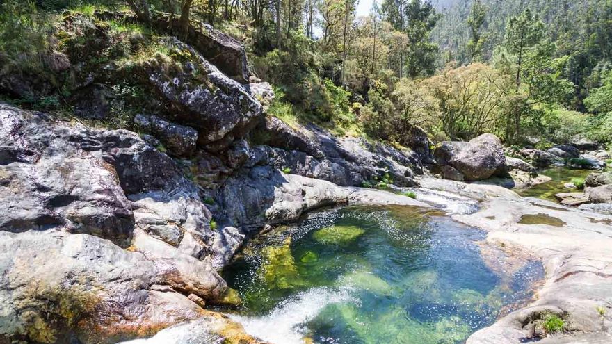 Entre pozas de agua cristalina y cascadas: así es el paraíso natural situado a menos de una hora de Santiago