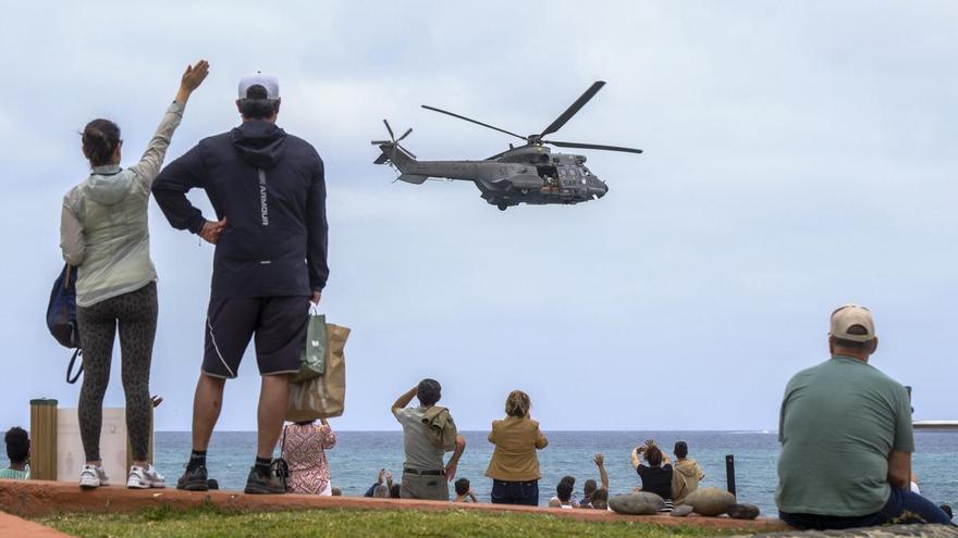 Simulacro de rescate en el mar y exhibición de actuaciones de las unidades caninas y desactivación de artefactos explosivos en la playa de La Cícer