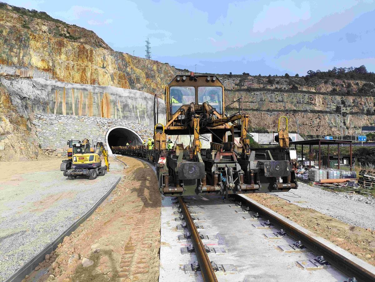 Tren carrilero utilizado en las obras de acceso ferroviario al Puerto Exterior de A Coruña