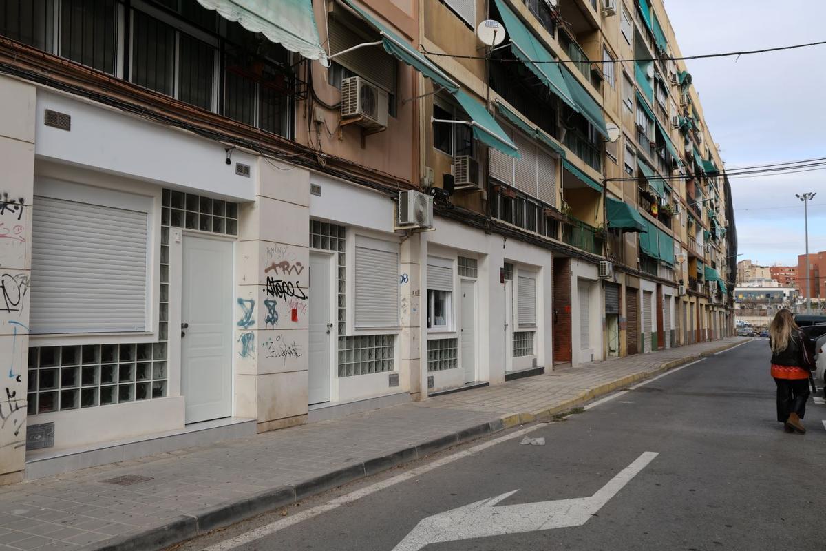 Bajos en un barrio de Alicante convertidos en apartamentos turísticos.