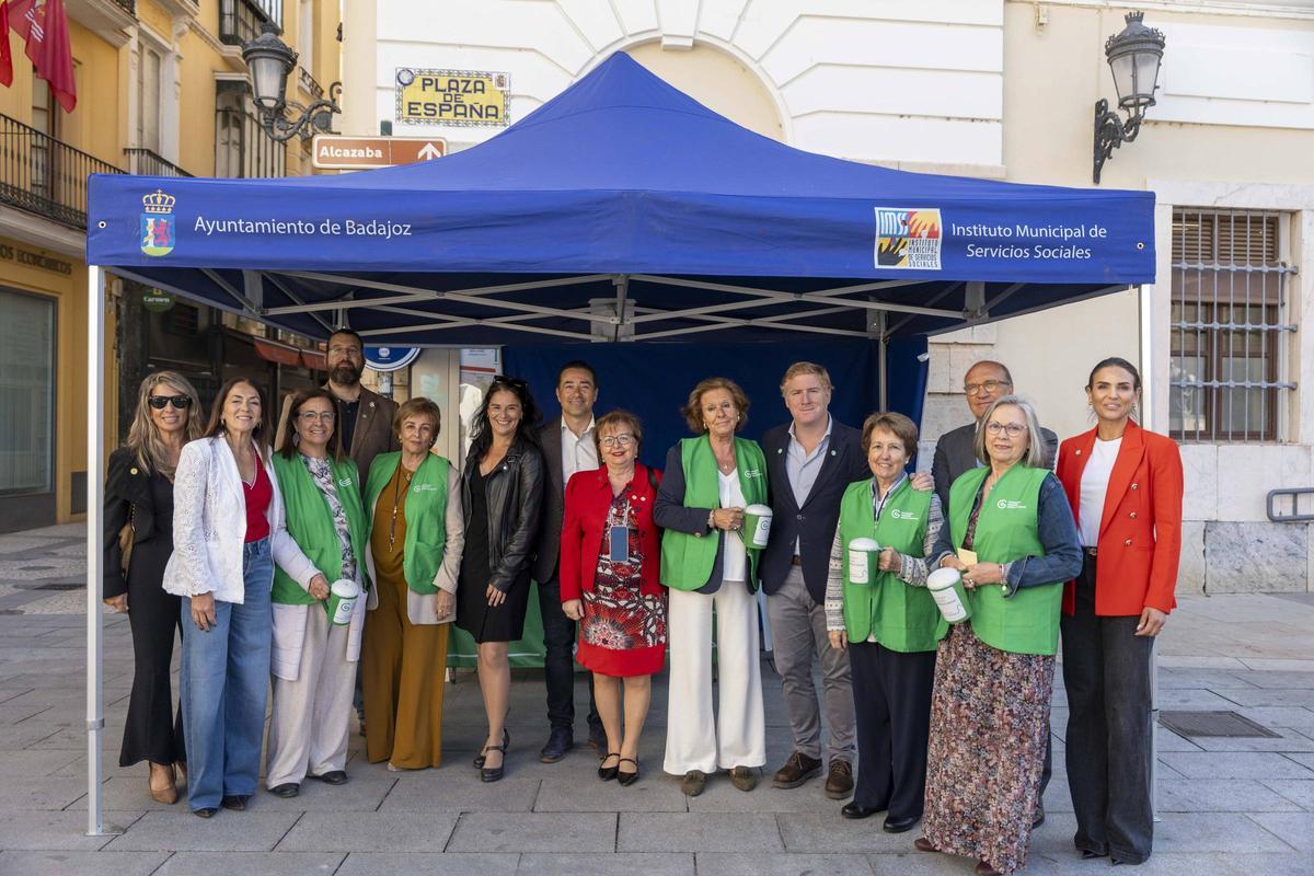 Mesa informativa de la Asociación Española Contra el Cáncer instalada junto al Ayuntamiento de Badajoz.