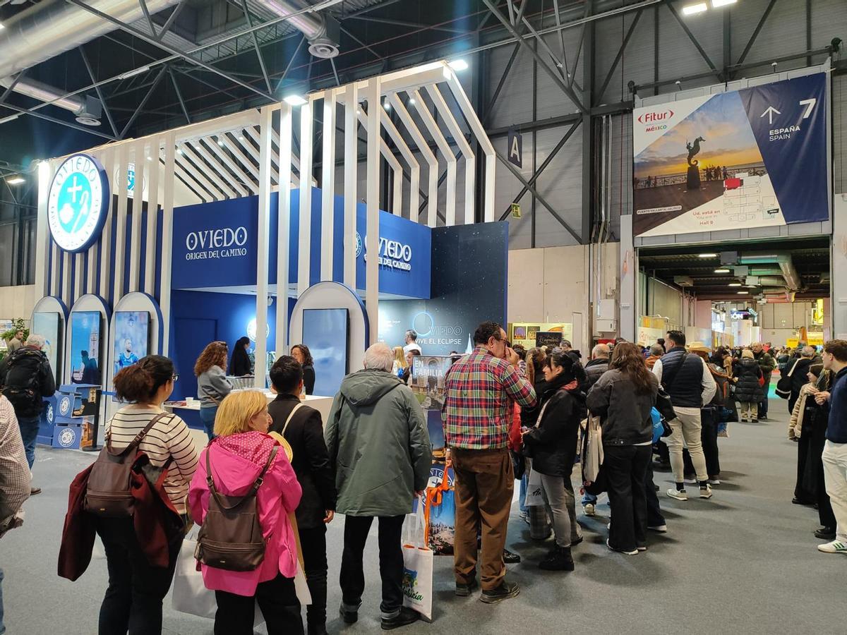 Colas para visitar el stand de Oviedo en Fitur este sábado.