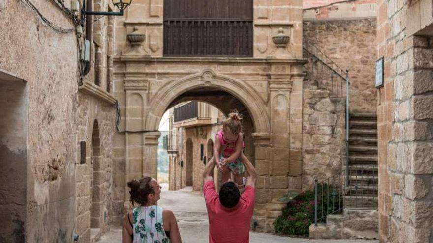 Familia paseando por Cretas, Teruel