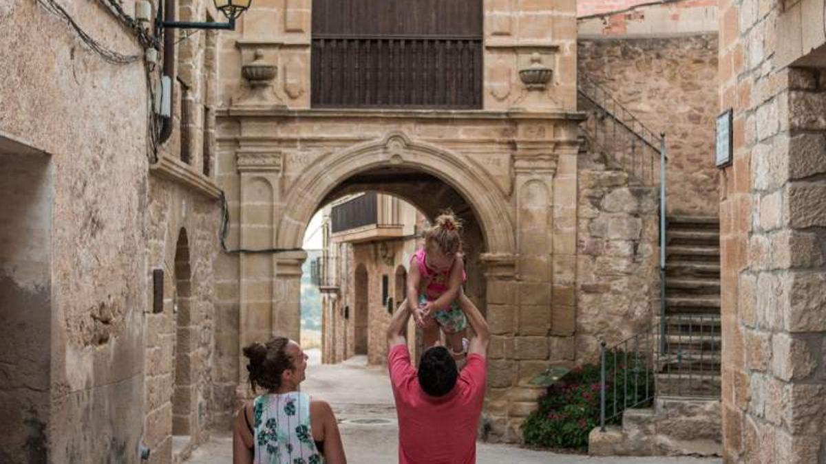 Familia paseando por Cretas, Teruel