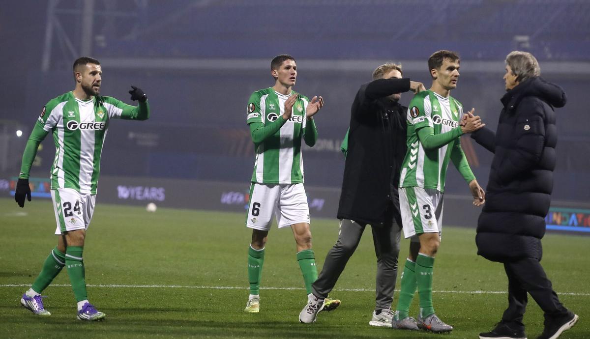 ZAGREB (Croatia), 11/12/2025.- Real Betis head coach Manuel Pellegrini (R) and players celebrate after winning the UEFA Europa League match between BGK Dinamo Zagreb and Real Betis Balompie, in Zagreb, Croatia, 11 December 2025. (Croacia) EFE/EPA/ANTONIO BAT