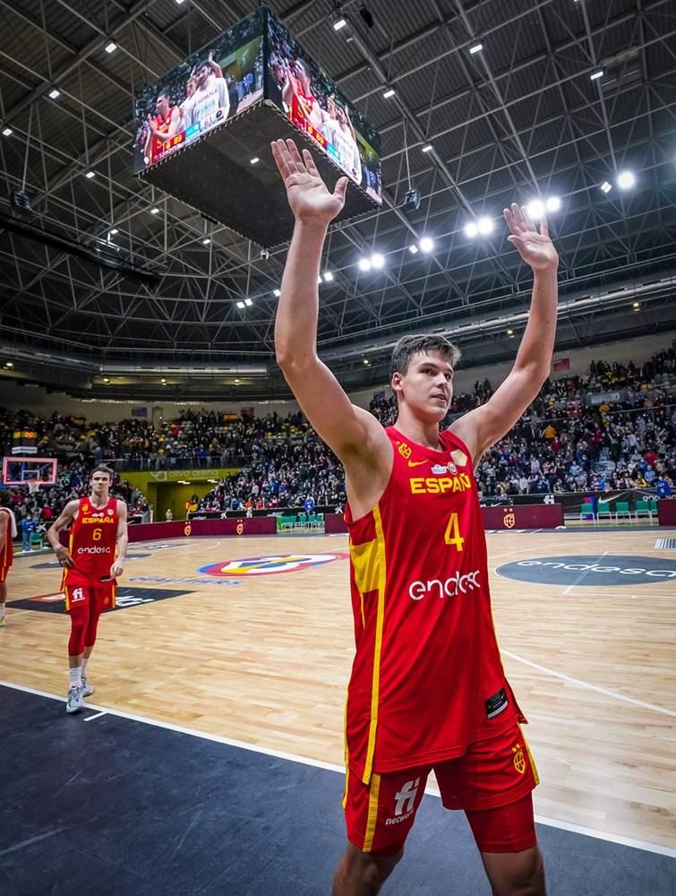 El ala pívot aragonés Jaime Pradilla, tras una victoria en su segundo partido con España.