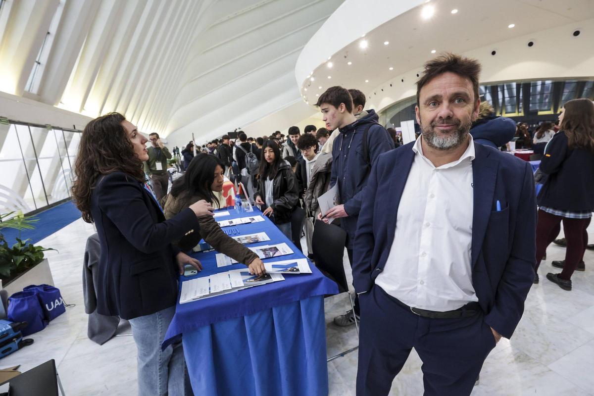 Fernando López, director de admisiones de la Universidad Alfonso X, en el stand del Calatrava.