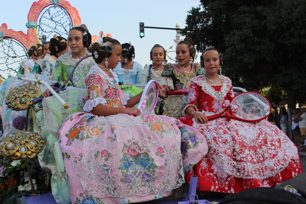 Tres generaciones de falleras en la Batalla de Flores