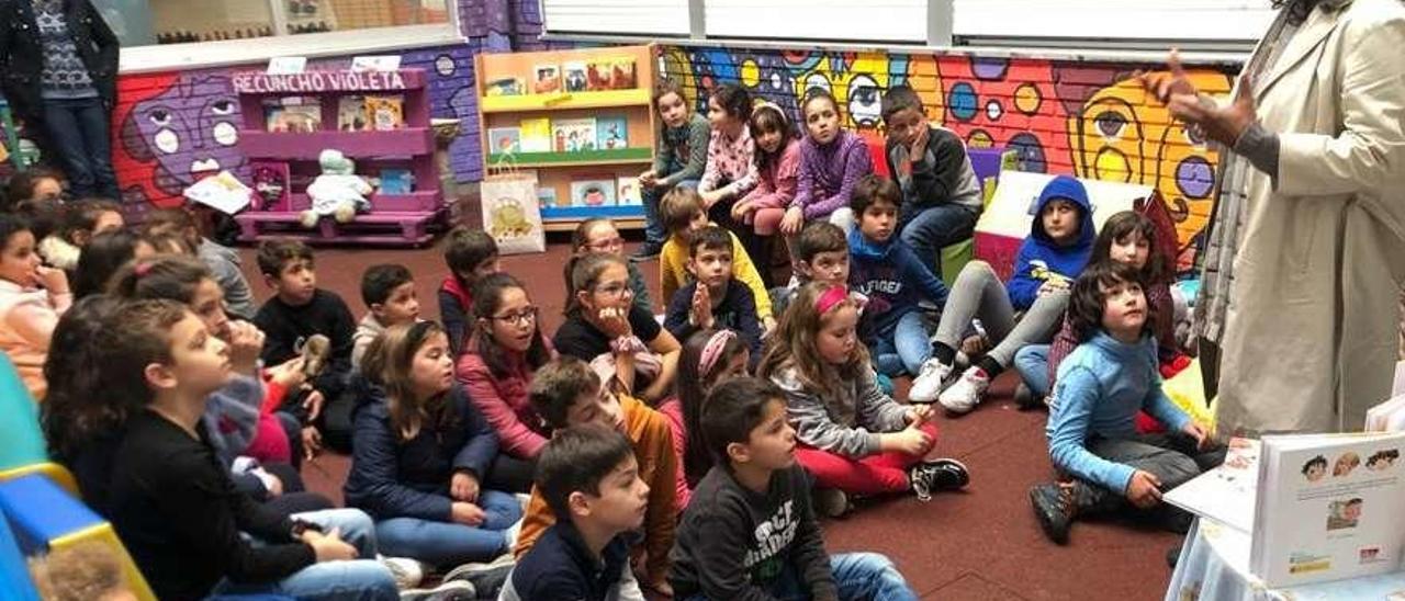 Stella Estrada, durante la presentación en el CEIP Carlos Casares, de Xinzo. // FdV