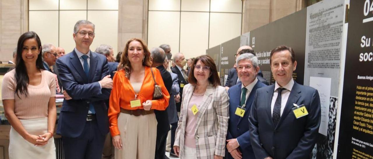 Begoña Villacís, Pedro Hernández de Cos, Enar Ruiz Conde, Amparo Navarro, Francisco Menargues y Pedro Algarra, este lunes, en el Banco de España.