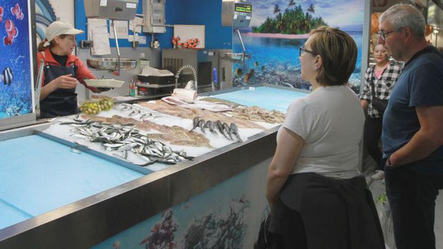 Dos clientes en una pescadería de la plaza, este martes. | I. Osorio
