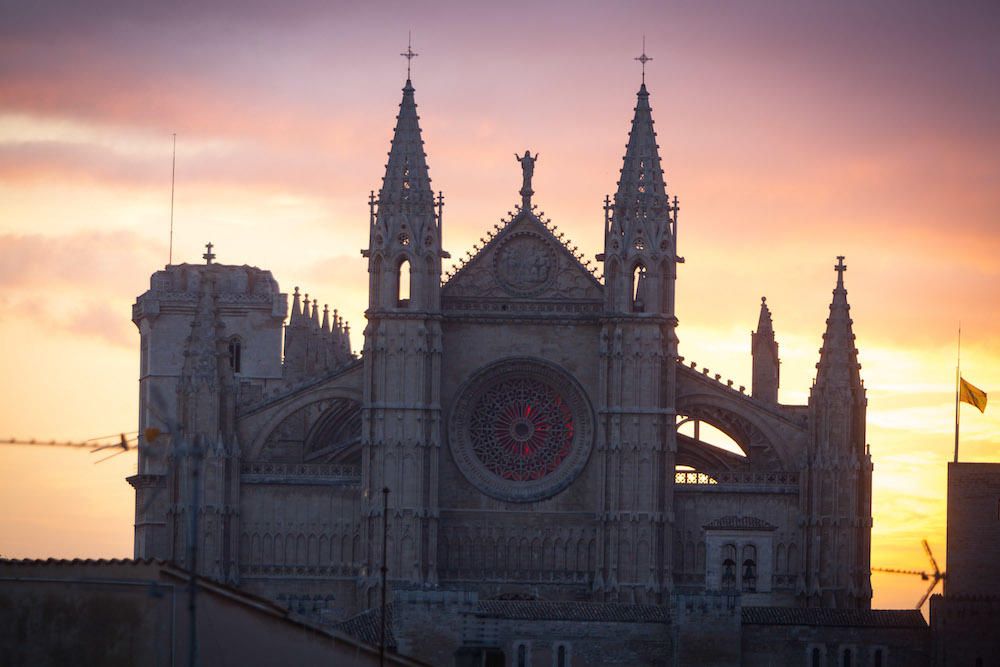 Más de 500 personas admiran el solsticio de invierno en la Seu