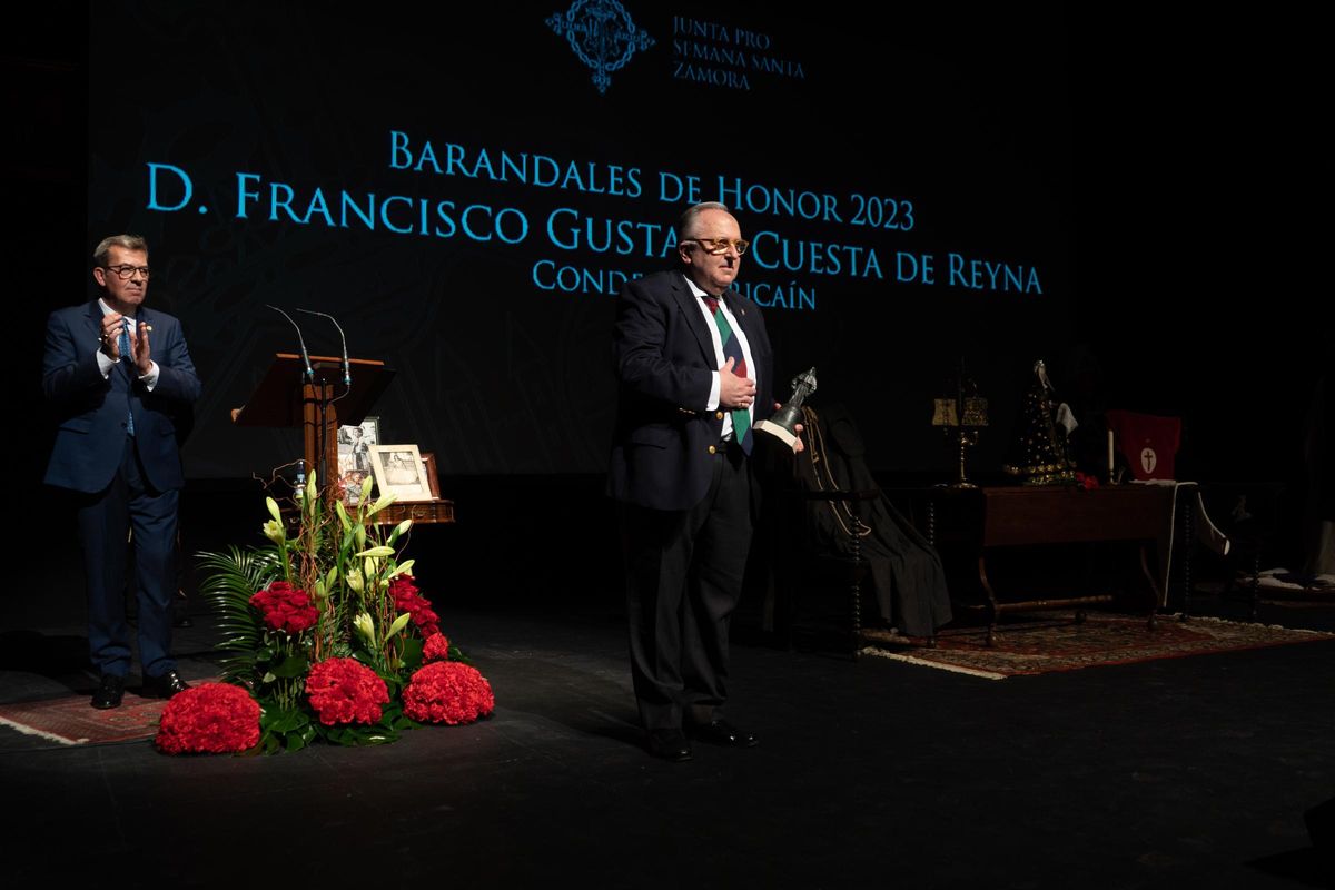 Rufo Martínez de Paz entrega el Barandales de Honor a Francisco Gustavo Cuesta de Reyna