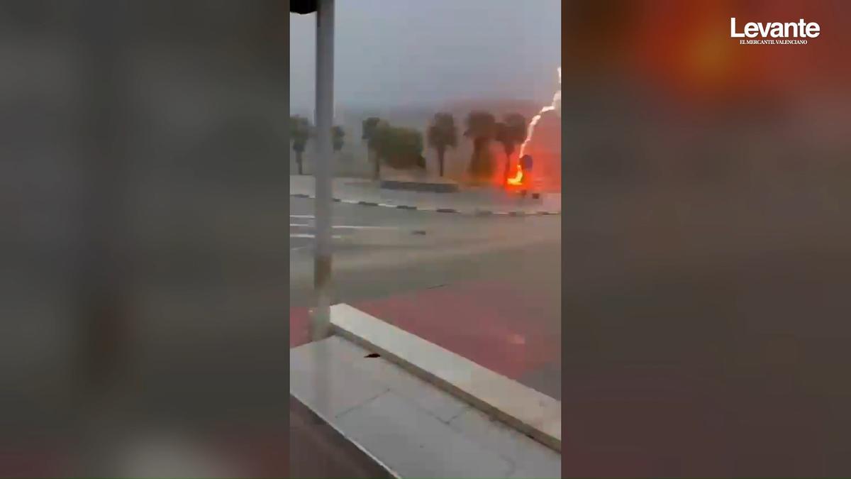 Una explosión en plena rotonda: El brutal impacto de un rayo en Rojales