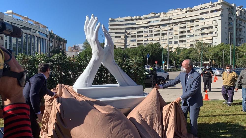 Inauguración de la escultura de homenaje a los sanitarios en Málaga