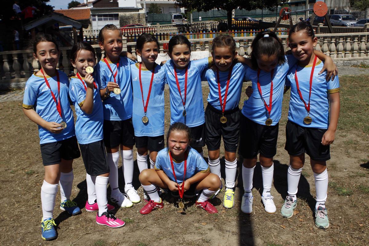 Integrantes del equipo femenino de la Escuela Fútbol Sala Salnés.