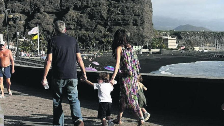 Clooney con su esposa y sus hijos, de paseo junto al mar en el Puerto de Tazacorte.