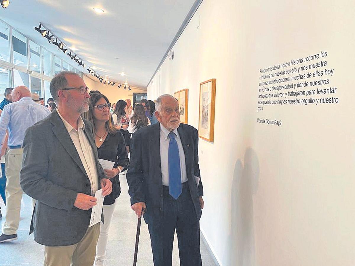 Un momento de la inauguración de la exposición de dibujos de Vicente Gomis.