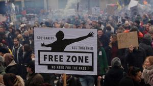 Unes 8.000 persones es manifesten a Brussel·les contra les mesures anti-Covid