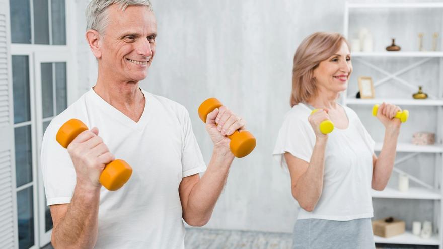 ¿Sabías que levantar pesas adelgaza, mejora la vida y reduce el riesgo de muerte prematura en mayores?