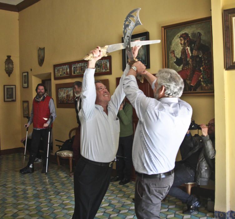 Preparados para la acción festera en Alcoy