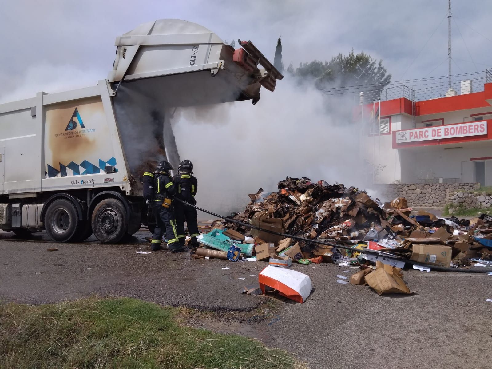 Arde un camión de la basura mientras recogía los residuos de papel en Ibiza