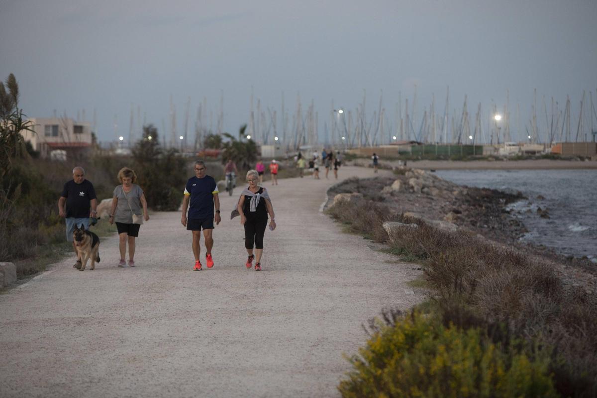 Paseantes por la Senda Blava entre el Port y Canet.