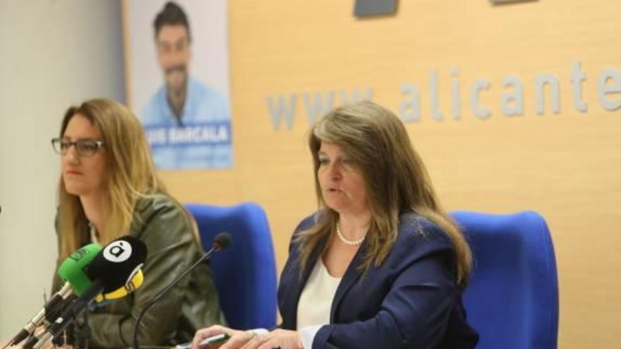 Mari Carmen de España y Julia Llopis en la rueda de prensa.