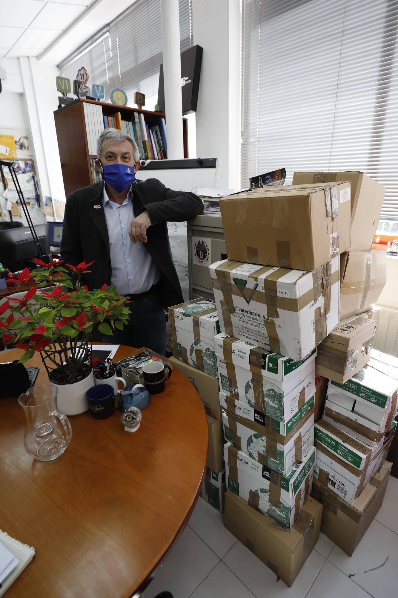 Santiago García Granda en su despacho de la facultad de Química con una pila de cajas procedentes de la mudanza del Rectorado