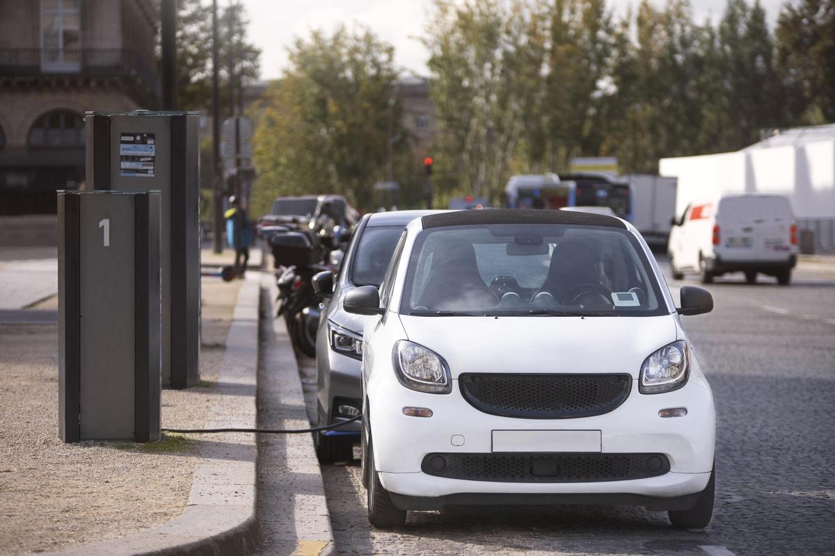 Coches aparcados correctamente siguiendo las líneas