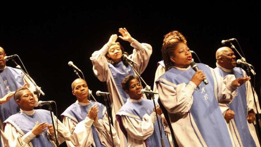 Arriba, integrantes del &quot;Chicago Mass Choir&quot;, durante el concierto; sobre estas líneas, cola de espectadores para entrar al teatro Jovellanos.