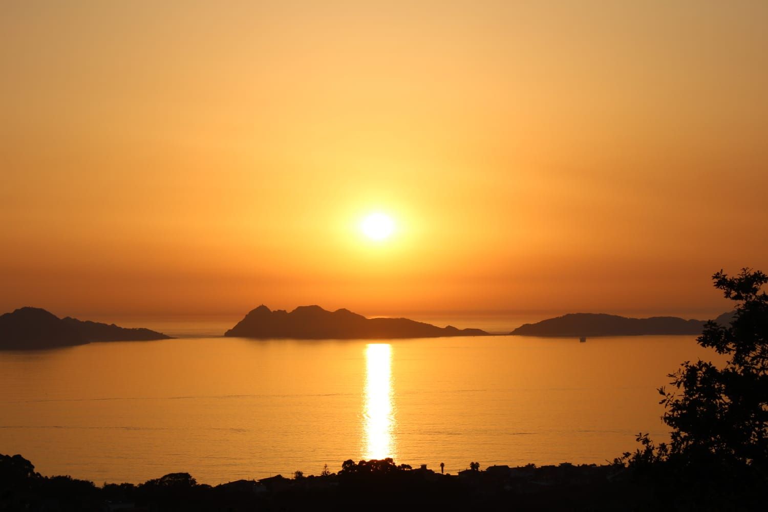 Del espectacular ocaso a la luminosidad de una luna en su plenitud en Vigo