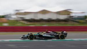 Lewis Hamilton , durante la primera tanda de ensayos libres en Silverstone, este viernes